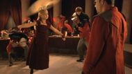 Gerti Giggles showing her flying ability in Spy Kids 2: The Island of Lost Dreams | Image via Prime Video